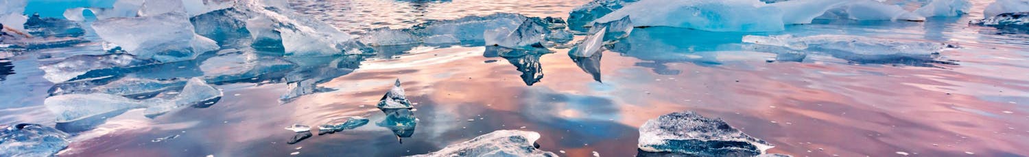 Smältande glaciär i solnedgången.